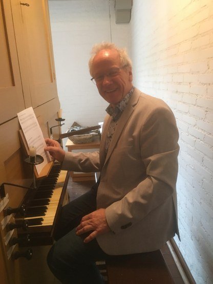 Leo Smeets aan het orgel tijdens een uitvaart