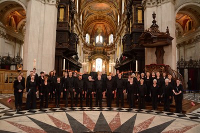 Groepsfoto Vivente in Saint Pauls Cathedral.jpg