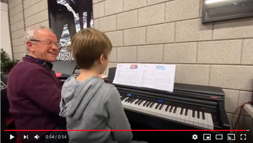 Quinn krijgt pianoles van Leo Smeets Quinn krijgt pianoles van Leo Smeets