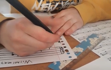 Wout componeert en oefent het Wilhelmus Wout componeert en oefent het Wilhelmus